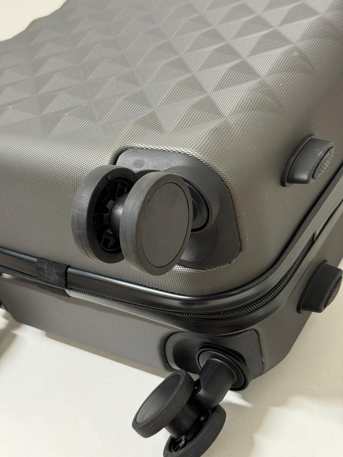 Jak prodloužit životnost cestovního kufru a pečovat o jeho kolečka, zip a madlo